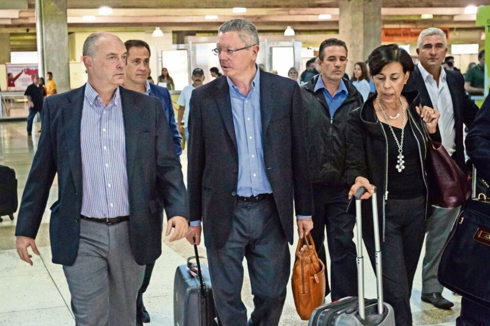 Alberto Ruiz-Gallardón (centro), ayer durante su arribo a Venezuela, acompañado de María Antonieta de López (der.), madre de Leopoldo López (EFE)