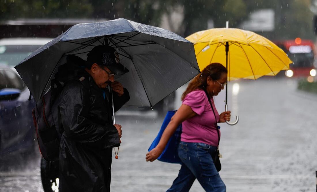 Capitalinos se protegen de la lluvia que se registra esta tarde en la zona centro de la Ciudad de México (14/07/25). Foto: Diego Simón Sánchez/ EL UNIVERSAL