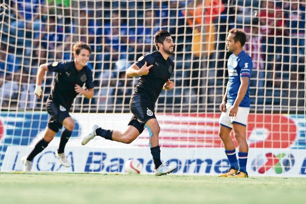 Rodolfo Pizarro hizo añicos la defensa cementera y anotó. (IMAGO7)