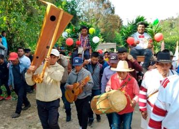 Alcalde de Oxchuc es cargado “como rey” por pobladores de Chiapas; desata críticas por abuso de autoridad