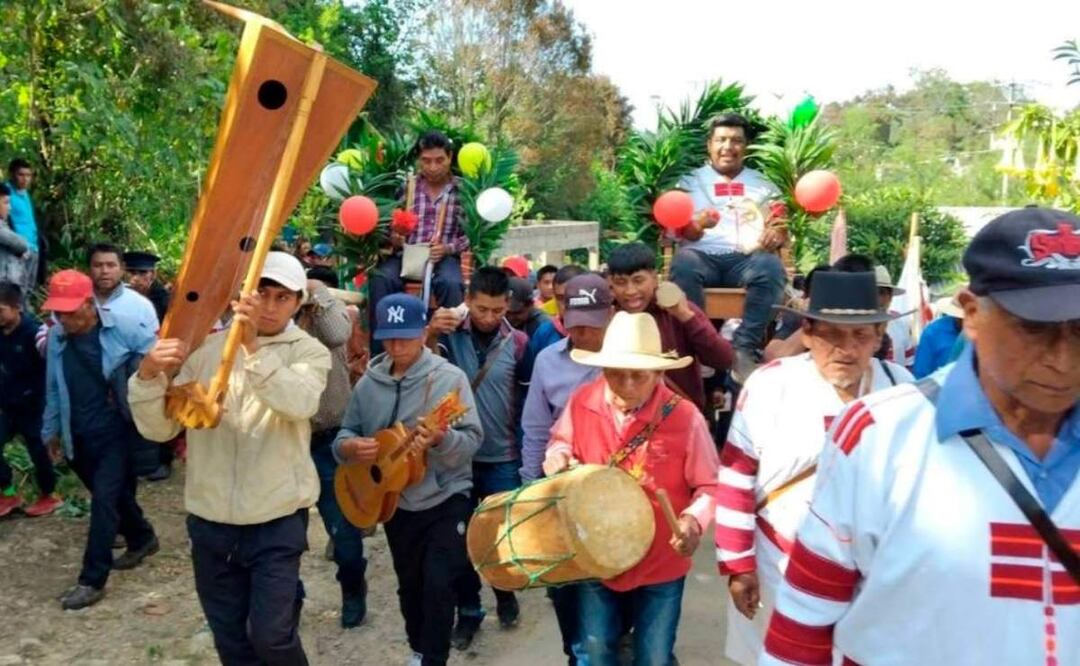 Alcalde de Oxchuc, Chiapas, César Gómez López es cargado por habitantes de la región (02/04/2025). Foto: Facebook (@Pedro Hernández)