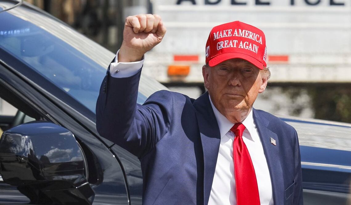 El candidato republicano y expresidente de Estados Unidos Donald Trump saluda durante un recorrido por las zonas afectadas por el huracán Helene en Valdosta, Georgia. Foto: EFE