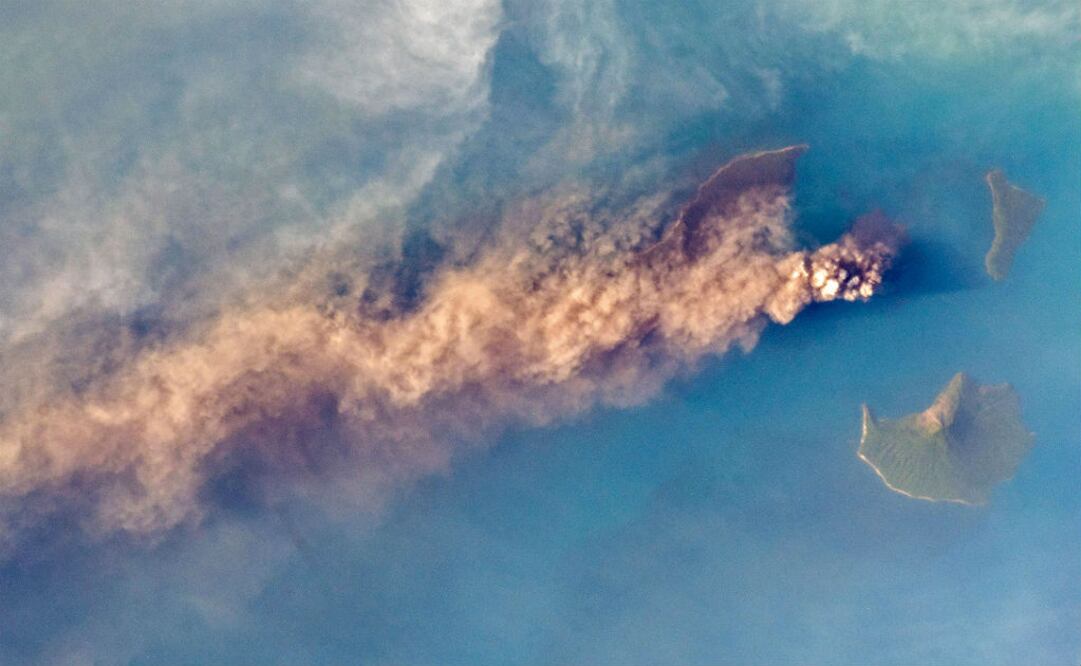 En diciembre de 2018, la NASA tomó esta imagen desde el espacio del volcán Anak Krakatau, en erupción de ceniza volcánica y vapor sobre las aguas del estrecho de Sonda. FOTO: EFE