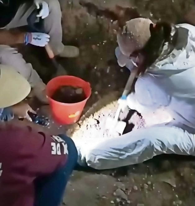 De forma independiente, la brigada llegó a terrenos y fincas con picos, palas, cubetas y equipo de iluminación para excavar, dijo activista.