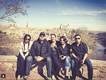 Aguilar, de viaje mientras su hijo enfrenta la justicia  