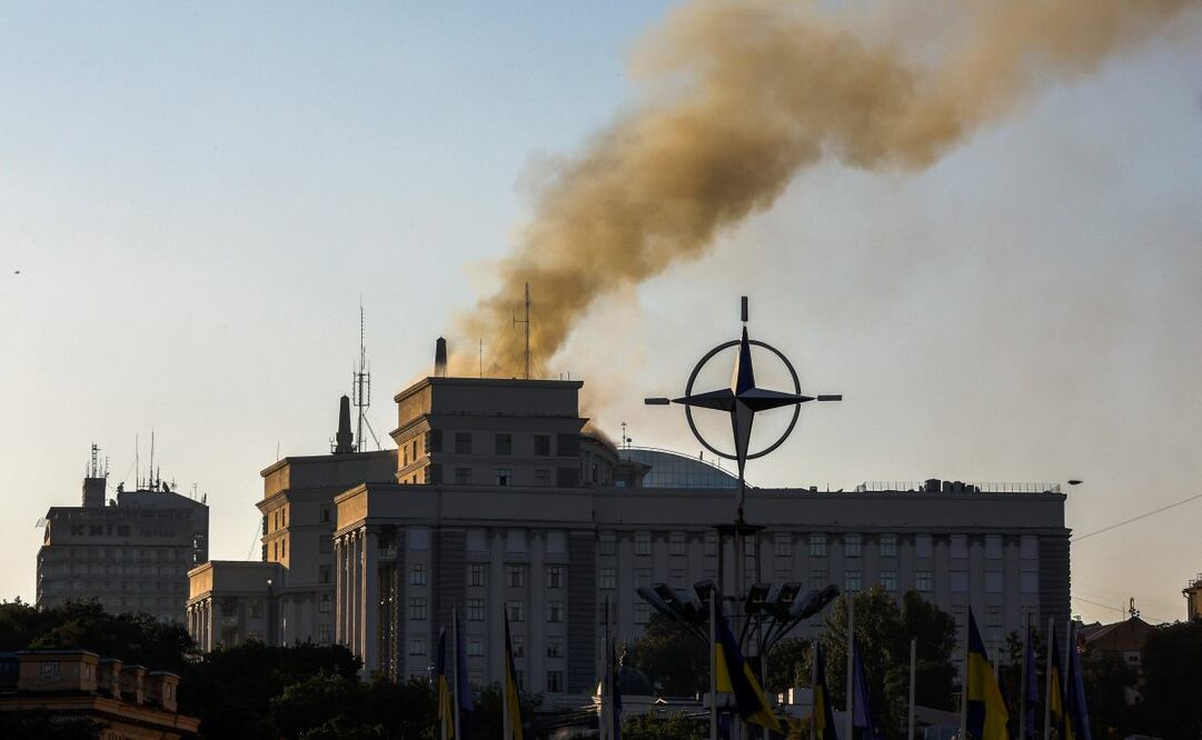El humo se eleva sobre los edificios que albergan el gabinete de Ucrania en el centro de Kiev, Ucrania, el 7 de septiembre de 2025, en medio de la invasión rusa. Al menos dos personas murieron, incluido un niño, y decenas resultaron heridas después de que las fuerzas rusas lanzaran un ataque nocturno sobre Ucrania con más de 800 drones y 13 misiles, según el Servicio Estatal de Emergencias de Ucrania. Foto: EFE