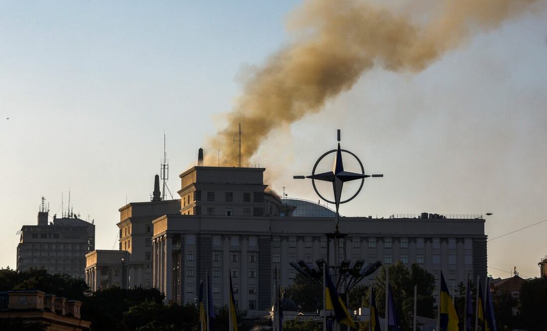 El humo se eleva sobre los edificios que albergan el gabinete de Ucrania en el centro de Kiev, Ucrania, el 7 de septiembre de 2025, en medio de la invasión rusa. Al menos dos personas murieron, incluido un niño, y decenas resultaron heridas después de que las fuerzas rusas lanzaran un ataque nocturno sobre Ucrania con más de 800 drones y 13 misiles, según el Servicio Estatal de Emergencias de Ucrania. Foto: EFE