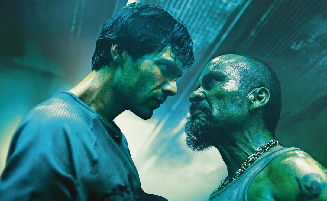 Diego Calva (izq) da vida a un abogado que queda atrapado en un motín y Noé Hernández a un preso. Foto: Netflix