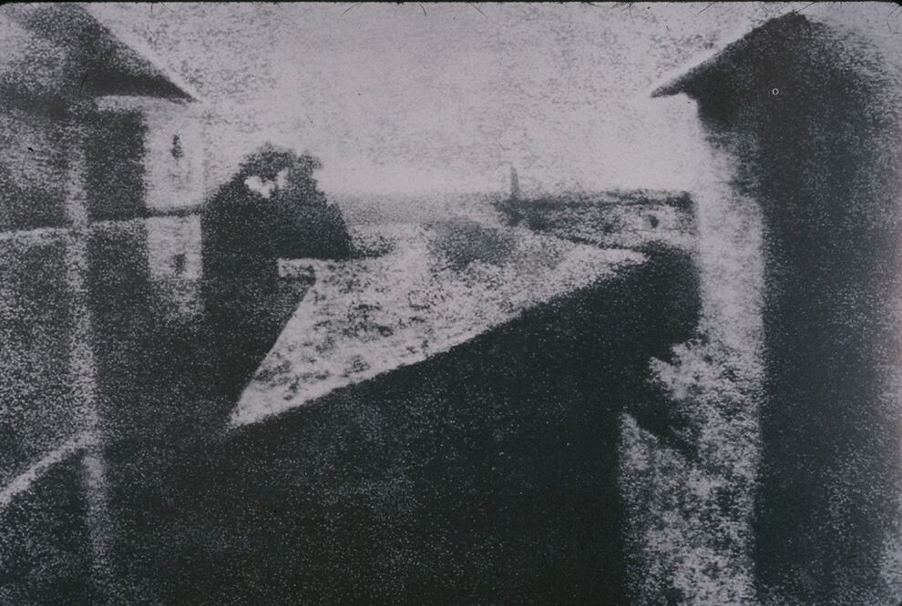 Desde que Nicéphore Niépce capturó la primera imagen desde su ventana en 1826,   mediante una caja negra, la fotografía ha evolucionado en los últimos años a pasos agigantados hasta poder capturar imágenes con teléfonos inteligentes.