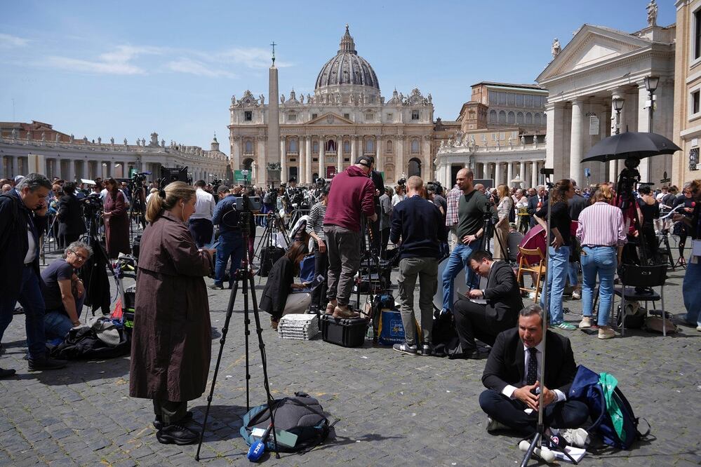 La Plaza de San Pedro, en El Vaticano, se llenó de fieles y medios de comunicación, al difundirse la noticia de la muerte del papa Francisco. FOTO: ANDREW MEDICHINI. AP