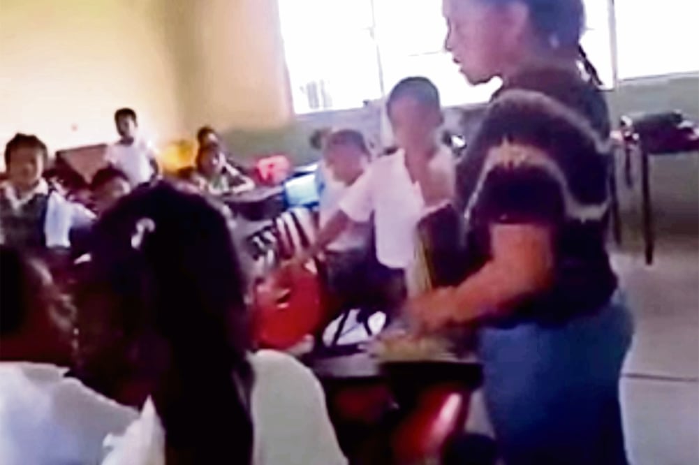 PGR va tras mujer veracruzana. Los libros son gratuitos y María del Carmen Cruz Hernández no puede condicionar su entrega (FOTO TOMADA DEL VIDEO)