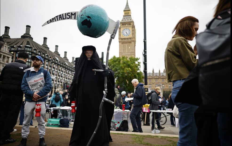 Con pancartas, disfraces, cánticos y banderas -en su mayoría de Palestina-, e incluso globos y muñecos con la cara del presidente Donald Trump, manifestantes se mostraron en desacuerdo con la presencia del mandatario estadounidense en el Reino Unido, el 17/09/2025. Foto: EFE