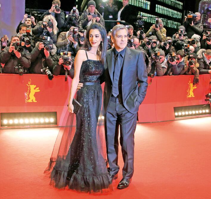 Clooney acudió a Berlín acompañado de su esposa Amal, abogada y activista (FABRIZIO BENSCH. REUTERS)