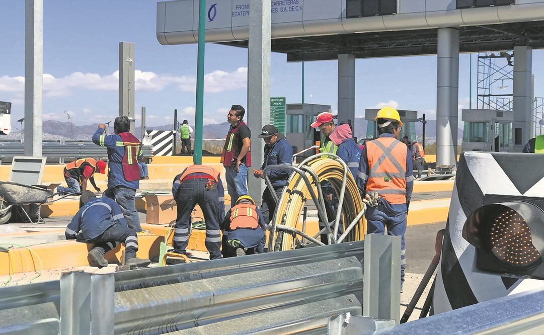 Cuadrillas de trabajadores aún laboran para concluir las casetas y los carriles por donde circularán los vehículos. Foto: Emilio Fernández/ EL UNIVERSAL 