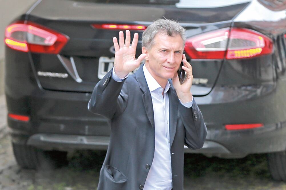 El presidente electo de Argentina, Mauricio Macri, ayer al llegar a la conferencia de prensa que dio, en Buenos Aires, en la que dijo que va a “declarar la emergencia en seguridad para poder luchar contra el narcotráfico” (RICARDO MAZALAN. AP)