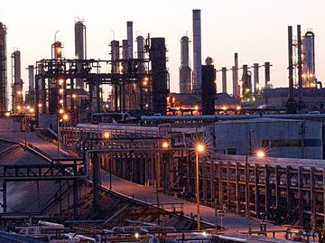 Declining Mexican refineries worsen fuel shortages