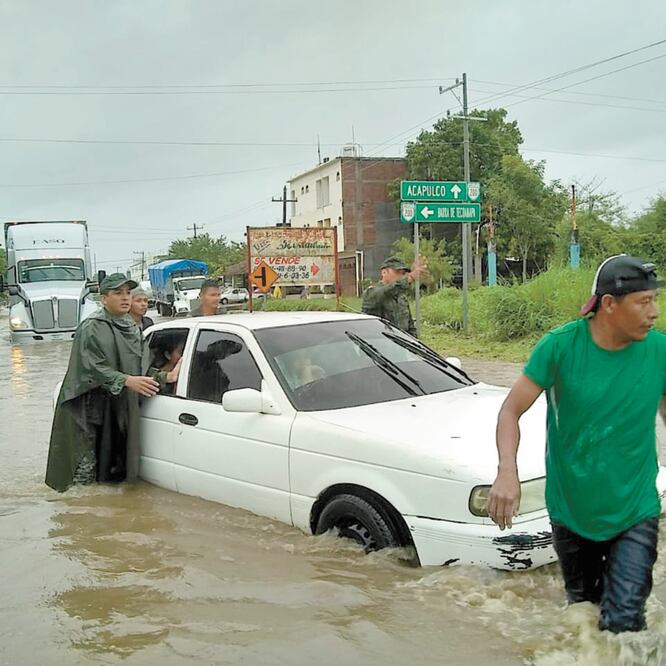 Los daños y pérdidas por el paso de la tormenta Narda en Guerrero van en aumento: hay una persona muerta, una desaparecida, mil 576 viviendas dañadas, 120 familias reubicadas, 90 comunidades incomunicadas, 57 derrumbes carreteros y seis puentes caídos. ES