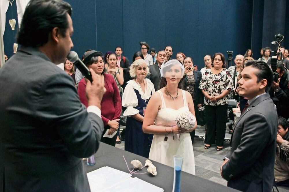 Los profesores mexicanos, Gabriela Jiménez y Héctor Ortiz, durante su ceremonia matrimonial en la Feria Internacional del Libro (CARLOS ZEPEDA. EFE)