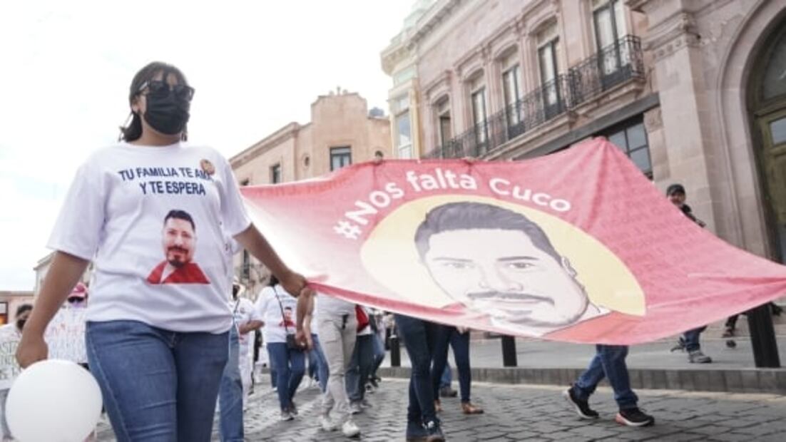 Al grito de "¡Vivo lo queremos!", marchan en Zacatecas para exigir localización de enfermero desaparecido