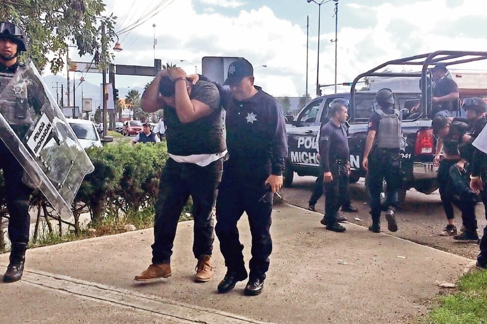 Durante el operativo 61 estudiantes fueron arrestados en el estacionamiento de la procuraduría de Justicia estatal; los demás fueron sacados de domicilios particulares de la colonia Lomas del Valle. (FOTOS: CARLOS ARRIETA. EL UNIVERSAL)