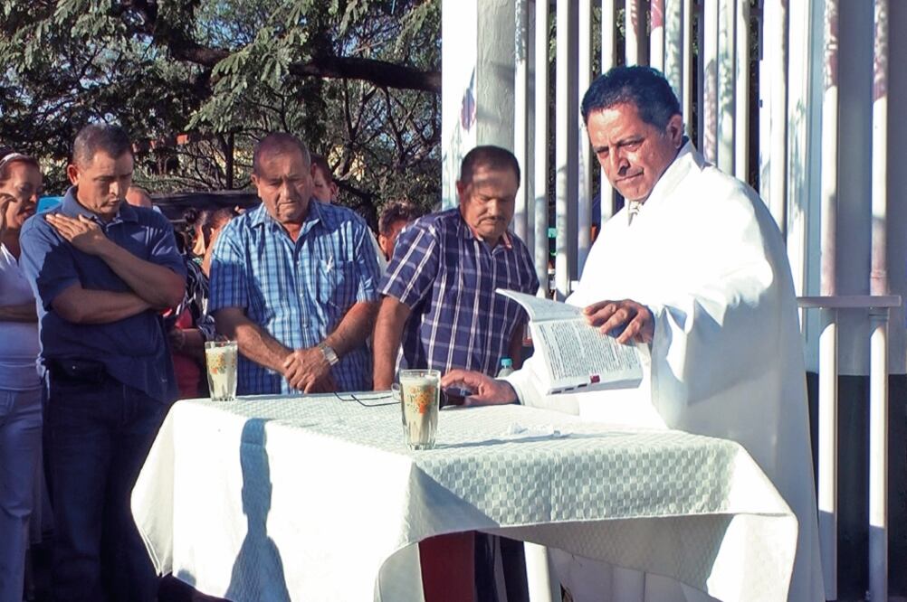 José Luis Segura Barragán Párroco de El Rosario, en Apatzingán (CHARBEL LUCIO. EL UNIVERSAL)