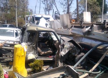 Volcadura de una pipa deja tres lesionados y diversos daños en Atizapán