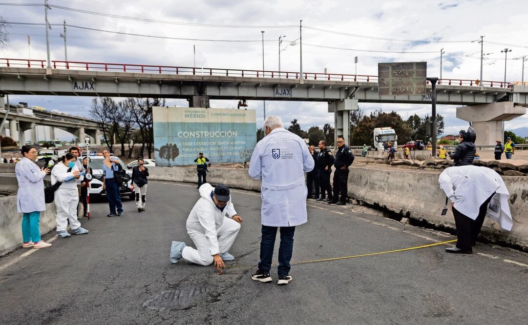 Peritos de la Fiscalía General de Justicia de la CDMX acudieron ayer a la zona de la explosión de la pipa de gas, como parte de las indagatorias. Foto: Hugo Salvador / EL UNIVERSAL