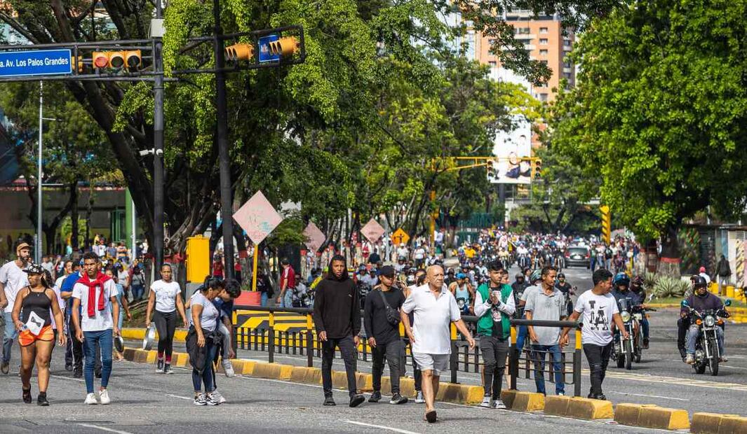 Personas recorren las calles durante una protesta por los resultados de las elecciones este lunes, en Caracas, luego de que el Consejo Nacional Electoral (CNE) proclamara a Nicolás Maduro como presidente reelecto de Venezuela, tras los comicios celebrados este 28 de julio. Foto: EFE