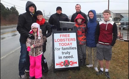 Hombre en EU regala langostas a los pobres en Navidad