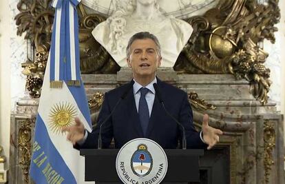 Macri reducirá su gabinete para enfrentar crisis en Argentina