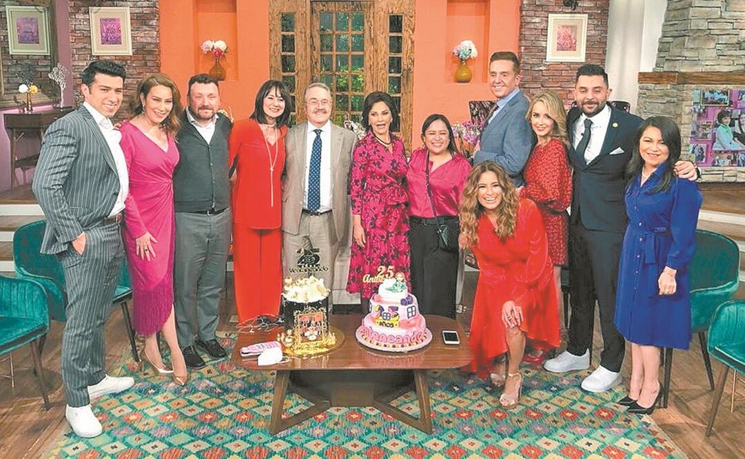 La titular del programa juntó a los periodistas que han formado parte de la transmisión. Foto: AZTECA