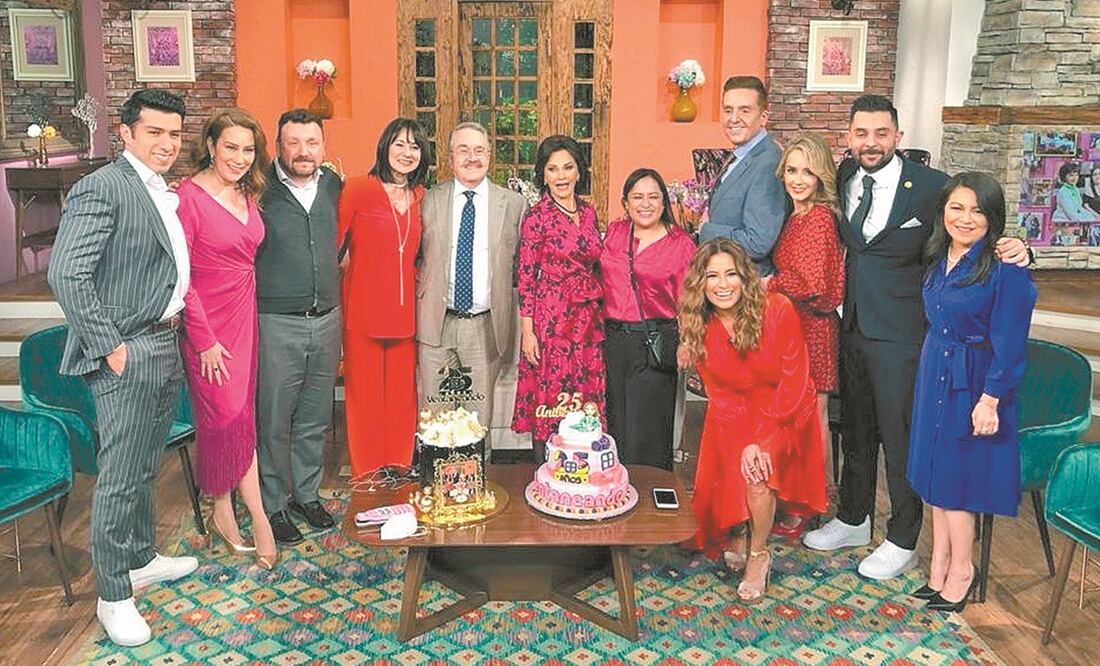 La titular del programa juntó a los periodistas que han formado parte de la transmisión. Foto: AZTECA