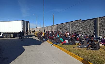 Rescatan a 210 migrantes hacinados en caja de tráiler en Puebla