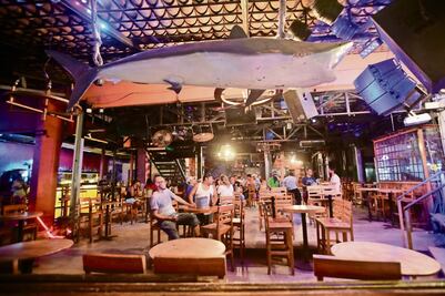 Pese a todo, bares de Acapulco vuelven a abrir; “no podemos dejar que esto parezca cementerio”