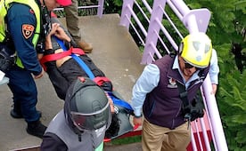 Policías y personal de Protección Civil de Benito Juárez evitan que joven atentara contra su vida; intentaba lanzarse de puente peatonal