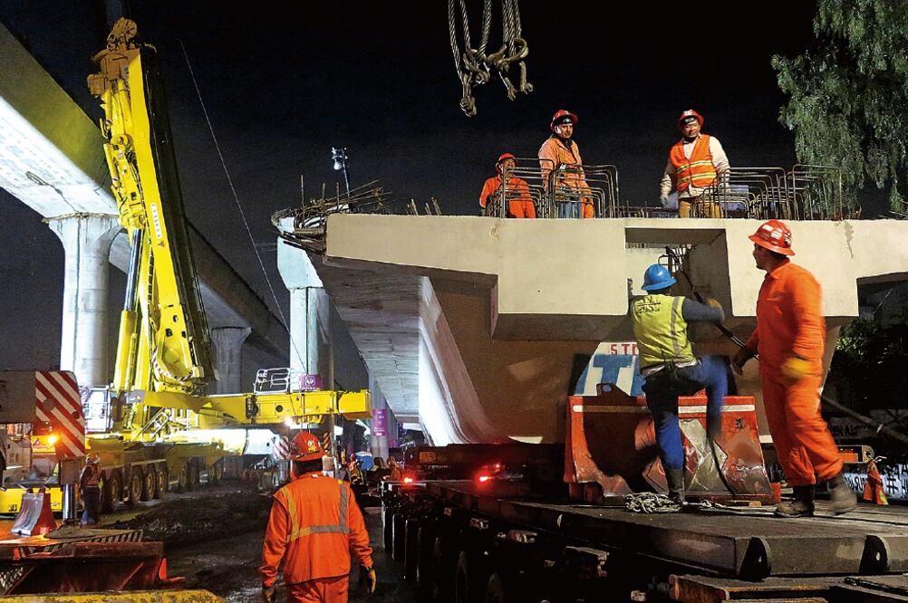Un total de 290 tabletas de concreto que conforman los carriles de circulación de la vialidad elevada han sido fabricadas. Cada noche se colocan entre 10 y 15 (ARCHIVO EL UNIVERSAL)