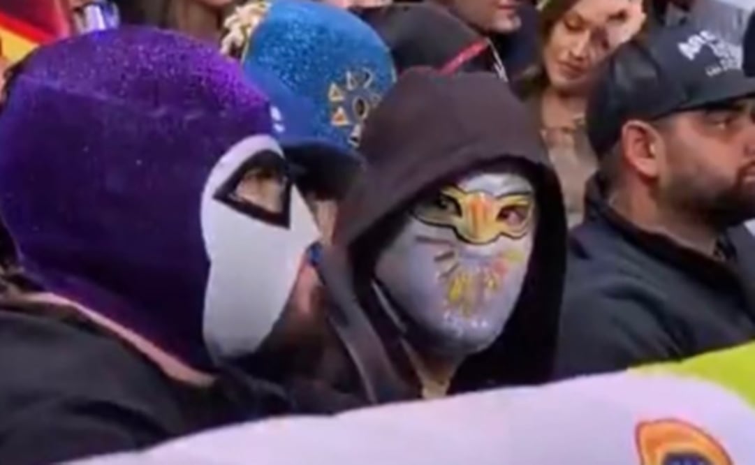 Bad Bunny en la Arena México disfrutando de la lucha libre previo a su primer concierto en el Estadio GNP Seguros.