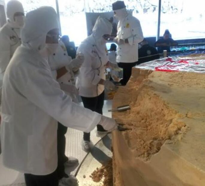 Saborean más de 6 mil mazapán más grande del mundo