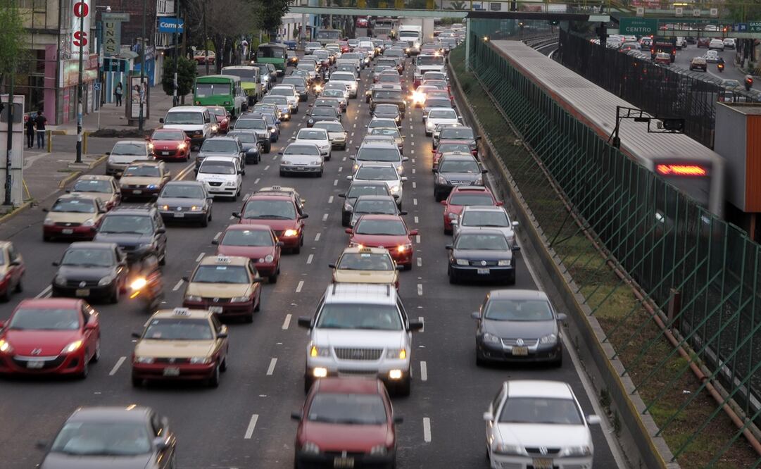 El Pase Turístico no tiene validez durante los días de contingencia ambiental y se otorga únicamente a vehículos particulares de combustible gasolina y gas a partir de los modelos 2004 al 2019 - Foto: Luis Cortes/EL UNIVERSAL