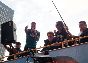 Maluma causa euforia, tras presentarse en el Monumento a la Revolución