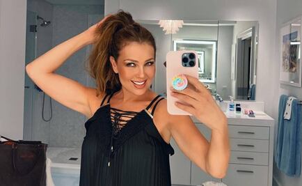 A sus 50, Thalía luce sus curvas en traje de baño y revive a Marimar