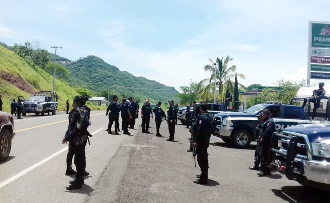 Mario Morales Flores se suma a la labor de la Policía Michoacán. /Carlos Arrieta - EL UNIVERSAL