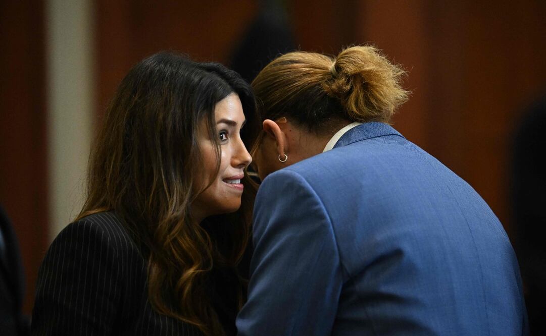 Camille Vasquez y Johnny Depp, durante el juicio por difamasión en contra de la actriz Amber Heard. Foto: AFP/ JIM WATSON, archivo, El Universal 