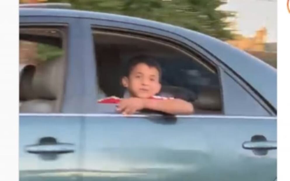 En Video: Niños roban auto, se bajan a repararlo y continúan con su huida