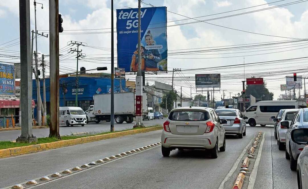 Automovilistas aprovechan que aún no se aplican las fotomultas e invaden el carril confinado del Mexibús. Foto: Arturo Contreras / EL UNIVERSAL