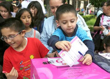 Niños y adolescentes también acuden a las urnas