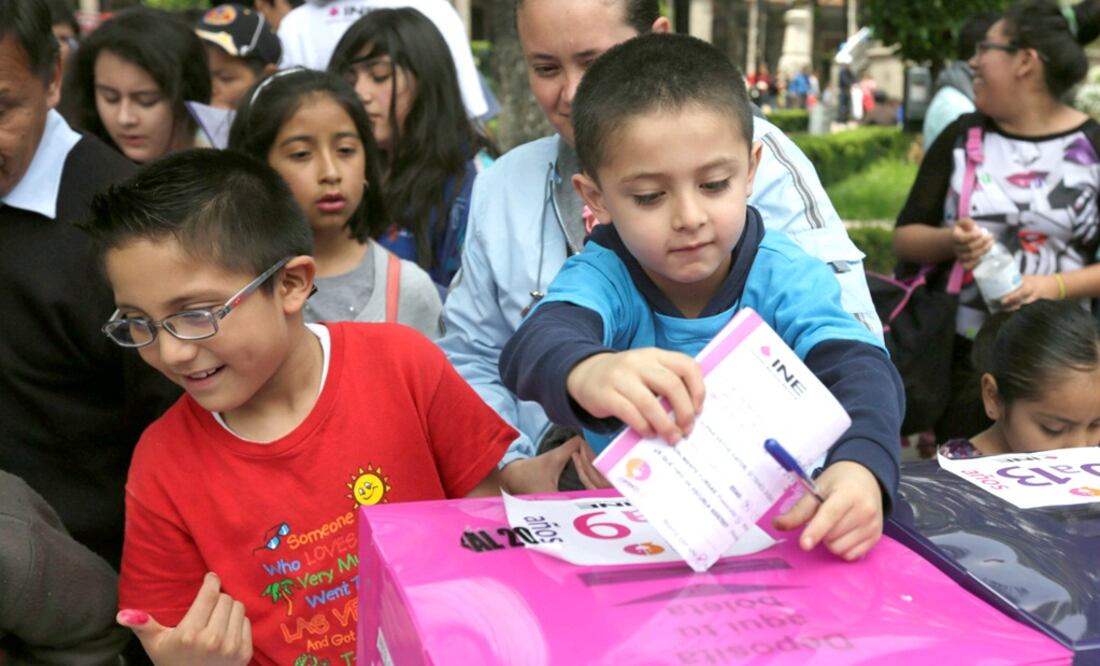 Los menores acudieron a las urnas acompañados de sus padres, quienes los ayudaban a contestar el cuestionario que les proporcionaron. FOTO: Luis Cortés/EL UNIVERSAL