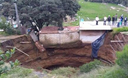 Se derrumba techo de mina en Nicolás Romero; cae auto y desalojan tres casas