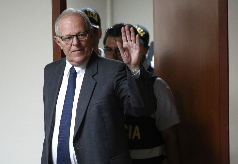 El expresidente de Perú Pedro Pablo Kuczynski llega a una audiencia judicial para determinar su liberación en Lima, Perú, el 15 de abril de 2019. Foto: AP