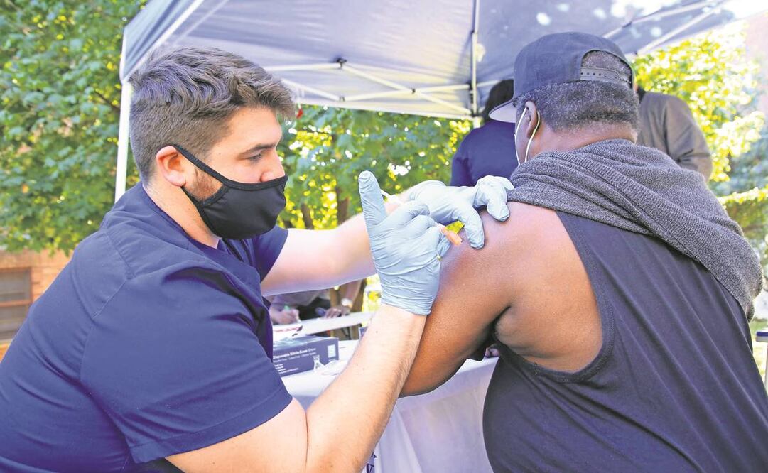 Un médico administra una vacuna de Pfizer-BioNTech contra el coronavirus en Nueva York. Foto: Michael M. Santiago/ AFP.